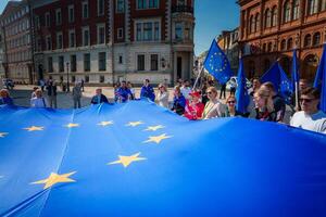 vibrante europeo Unión bandera celebracion, antiguo pueblo riga foto