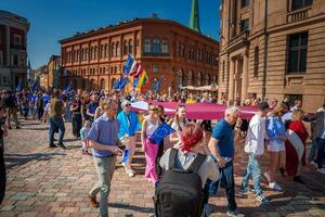 vibrante celebracion en riga antiguo pueblo cuadrado, Letonia foto