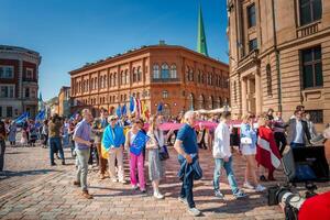 festivo reunión en riga celebrando Letonia UE aniversario foto