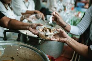 donar sobrante comida a hambriento gente, concepto de pobreza y hambre foto