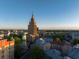 aéreo ver de el letón academia de ciencias en riga en un verano nublado día, letonia eso estaba construido Entre 1953 y 1956 domina el horizonte en pie a 108m alto. foto