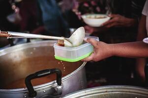 gratis comida para pobre y Vagabundo personas . comida concepto de esperanza foto