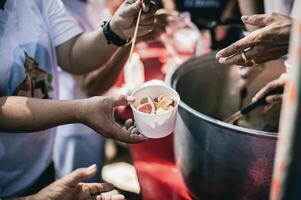 caridad comida para el pobre y el Vagabundo . el concepto de comida escasez y hambre foto