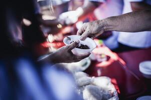 caridad comida para el pobre y el Vagabundo . el concepto de comida escasez y hambre foto