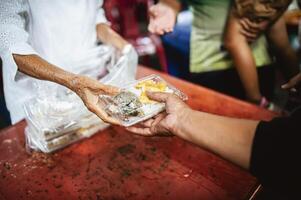 alimentación el pobre a ayuda cada otro en sociedad. caridad concepto foto