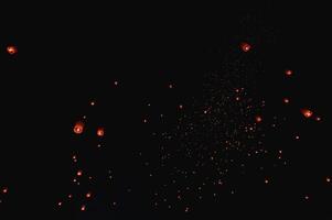 el belleza de el linternas flotante en el cielo durante el yi peng festival y el flotante linterna festival en chiang mai provincia, tailandia foto