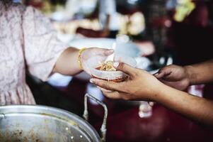 donar sobrante comida a hambriento gente, concepto de pobreza y hambre foto