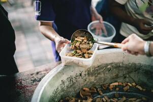 caridad alimento, comida para el pobre hambriento voluntarios ofrecimiento comida a ayuda el Vagabundo el idea de consiguiendo ayuda desde compañero humanos foto