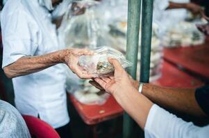 donar sobrante comida a hambriento gente, concepto de pobreza y hambre foto