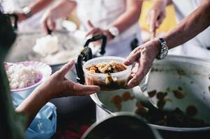 caridad concepto . donar comida a el mendigo. foto