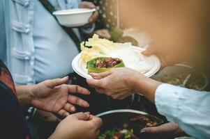 compartiendo comida con el pobre. ideas para Ayudar con hambre problemas foto