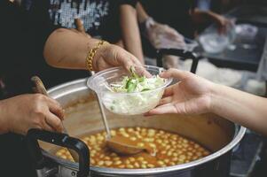 voluntario concepto a donar listo para comer comida a el hambriento y pobre foto