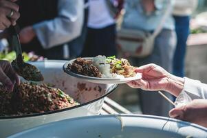 comida donaciones a lucha hambre por compartiendo gratis comida con personas foto