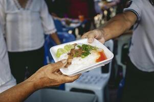 el rico Rico compartir el necesitado con comida donaciones foto