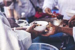 voluntarios son dando gratis comida a ayuda el hambriento pobre concepto de comida compartiendo foto