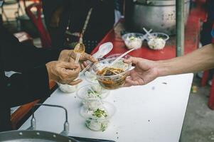 compartiendo comida con el pobre. ideas para Ayudar con hambre problemas foto