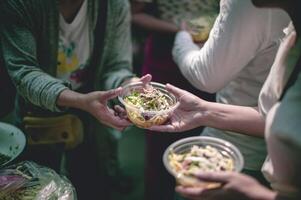 voluntarios oferta gratis comida a el pobre. el concepto de comida intercambio. foto