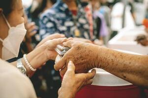 voluntarios compartir comida ayuda con el pobre en el comunidad. foto