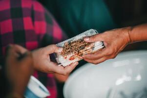 voluntarios servicio caliente comidas a hambriento migrantes humanitario ayuda concepto. foto