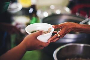 voluntarios servicio caliente comidas a hambriento migrantes humanitario ayuda concepto. foto