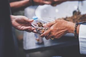 voluntario a servir gratis comida para el pobre en un comida donación centrar caridad concepto foto