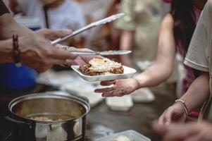 comida donaciones y Ayudar el hambriento y necesitado por Proporcionar gratis alimento. foto