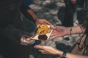 voluntarios oferta gratis comida a el pobre. el concepto de comida intercambio. foto