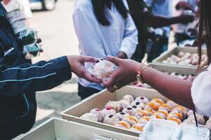 voluntarios son dando gratis comida a ayuda el hambriento pobre concepto de comida compartiendo foto