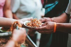 Ayudar donar gratis comida a llenar el estómagos de el pobre el concepto de inanición y hambre problemas. foto