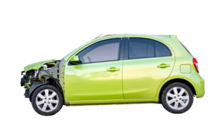 auto Botsing, kant visie van modern groen eco auto krijgen beschadigd door ongeluk Aan de weg. beschadigd auto's na botsing. geïsoleerd Aan transparant achtergrond, het dossier png