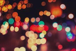 luces de la calle multicolores en la noche en la ciudad foto