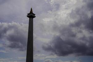 central Jacarta, enero 30, 2024 - nacional Monumento con un hermosa antecedentes de nubes en el cielo durante el día. foto