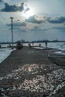 jepara, central Java, abril 7, 2024 -pescadores a el jepara muelle con un puesta de sol cielo como el antecedentes con gratis espacio para fotocopias. naturaleza concepto para publicidad. foto