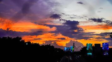 bintaro Jacarta, enero 26, 2024 - puesta de sol en el ciudad, silueta de un paisaje urbano foto