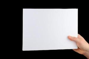 un mano sostiene un blanco sábana de papel. foto
