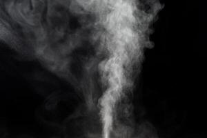 agua vapor en negro de cerca. blanco agua vapor con rociar foto