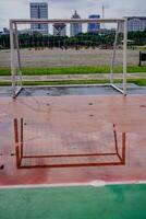 charcos de agua en el futsal campo objetivo después lluvia. foto