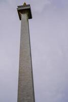 central Jacarta, enero 30, 2024 - nacional Monumento con un hermosa antecedentes de nubes en el cielo durante el día. foto