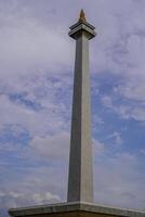 central Jacarta, enero 30, 2024 - nacional Monumento con un hermosa antecedentes de nubes en el cielo durante el día. foto