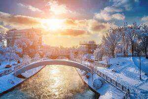 puesta de sol o amanecer en un canal con sin congelación agua en un frío invierno día. foto