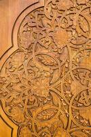 tallado de madera puertas con patrones y mosaicos foto