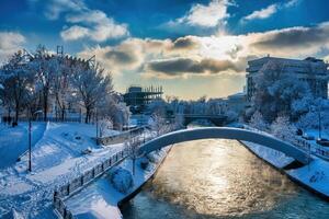 puesta de sol o amanecer en un canal con sin congelación agua en un frío invierno día. foto