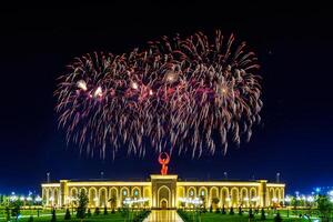 uzbekistán, Tashkent - septiembre 1, 2023 multicolor fuegos artificiales terminado el independencia Monumento en yangi Uzbekistán parque en Tashkent en independencia día. foto