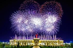 uzbekistán, Tashkent - septiembre 1, 2023 multicolor fuegos artificiales terminado el independencia Monumento en yangi Uzbekistán parque en Tashkent en independencia día. foto