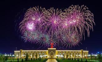 uzbekistán, Tashkent - septiembre 1, 2023 multicolor fuegos artificiales terminado el independencia Monumento en yangi Uzbekistán parque en Tashkent en independencia día. foto