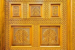 tallado de madera puertas con patrones y mosaicos resumen antecedentes. foto