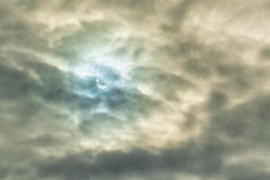 parcial solar eclipse paso detrás el nubes foto