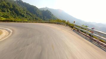 fpv volo al di sopra di panoramico avvolgimento montagna strada su il ah giang ciclo continuo, nord Vietnam video