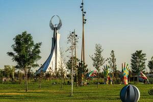 uzbekistán, Tashkent - septiembre 15, 2023 Monumento de independencia en el formar de un estela con un humo pájaro en un tiempo de día en el nuevo Uzbekistán parque en verano. foto