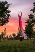 uzbekistán, Tashkent - septiembre 15, 2023 Monumento de independencia en el formar de un estela con un humo pájaro en un crepúsculo con dramático clidos en el nuevo Uzbekistán parque. foto